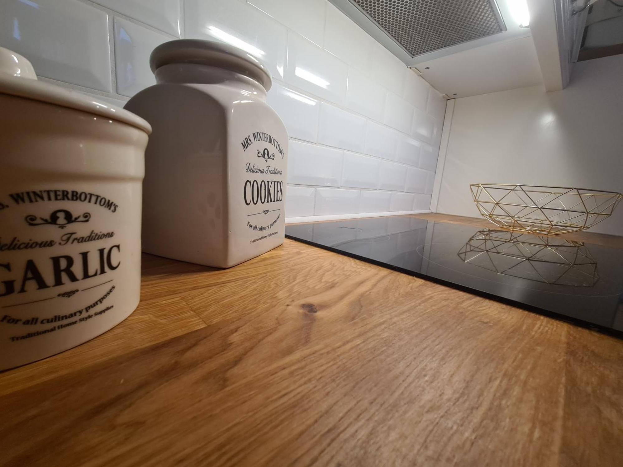 Appartement Away From Stylish Netflix Kitchen
